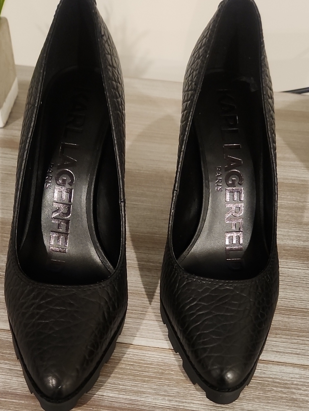 Karl Lagerfeld Black Textured Pointed Toe Pumps